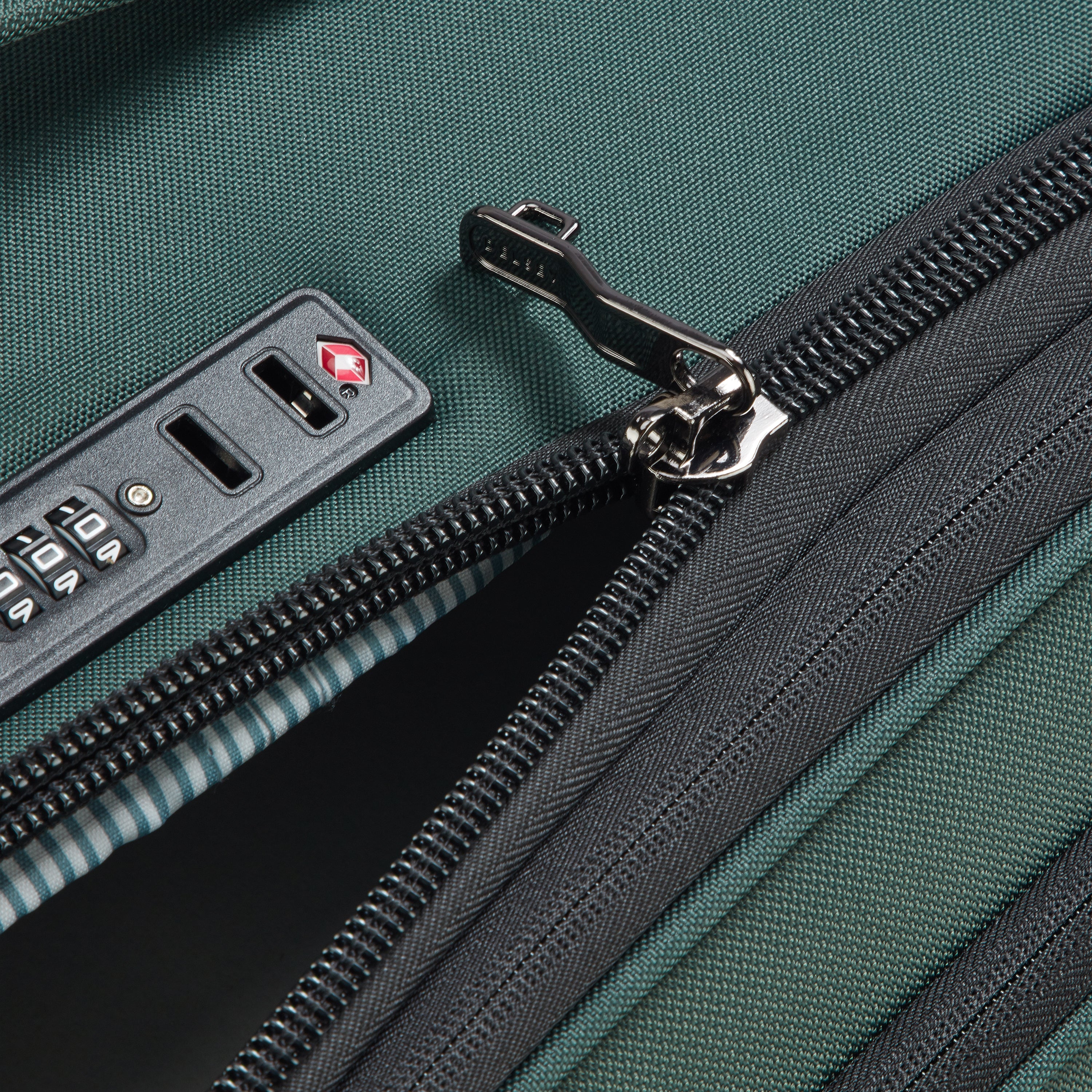 DELSEY Dita Medium Suitcase Green (69cm)
