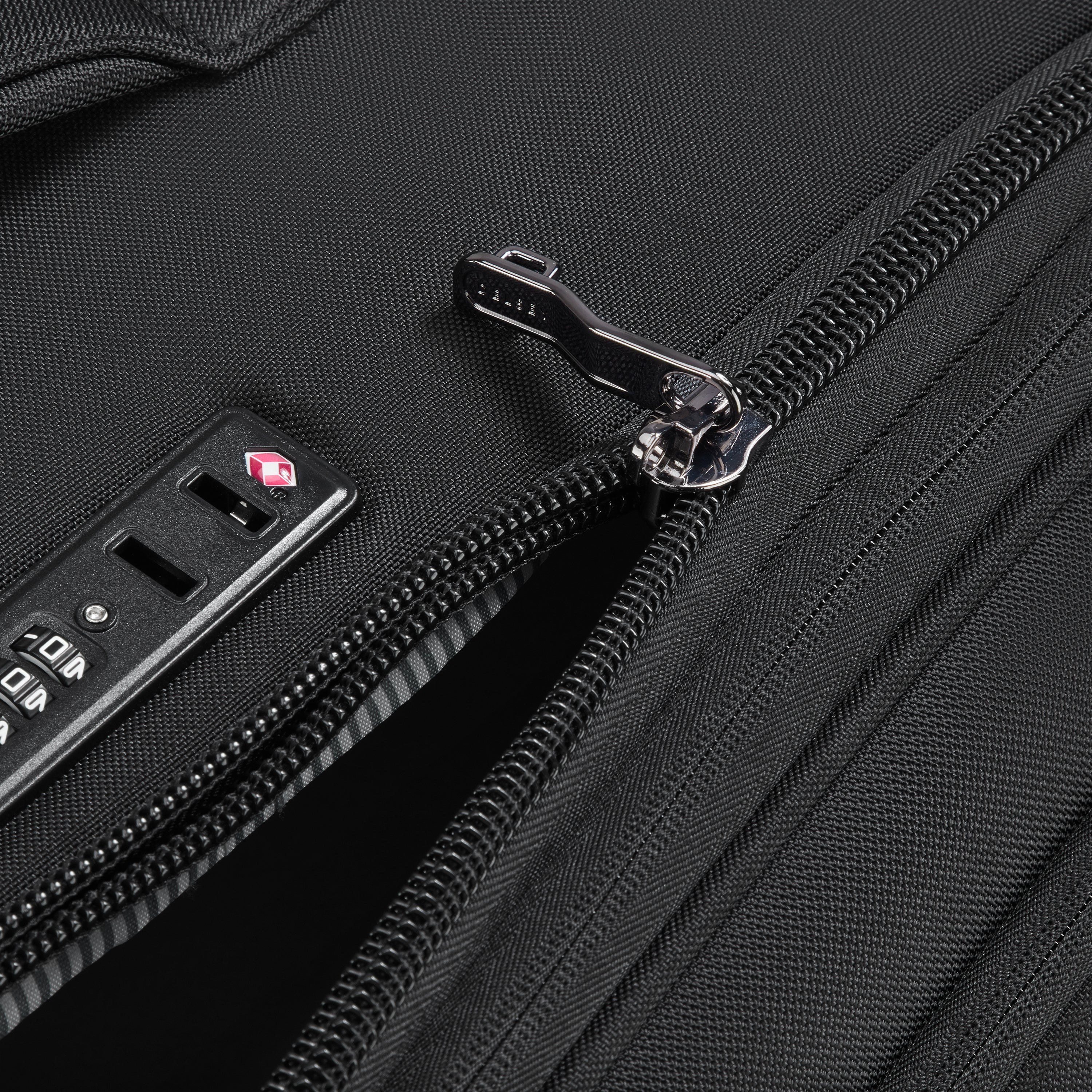 DELSEY Dita Large Suitcase Black (79cm)